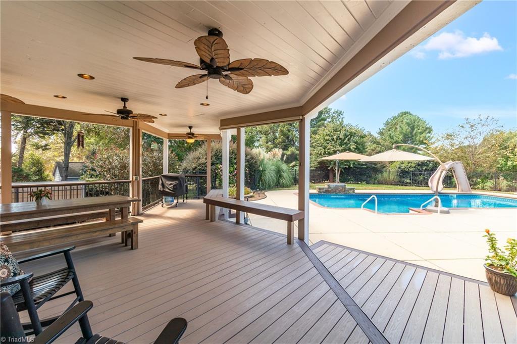 Image 4: Covered porch