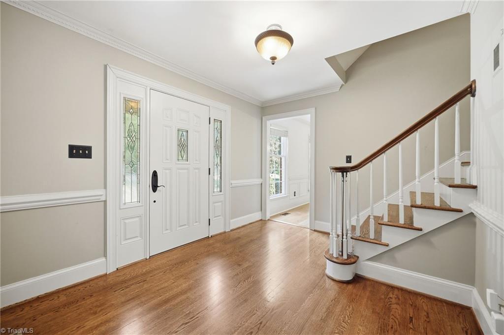 Image 4: Foyer