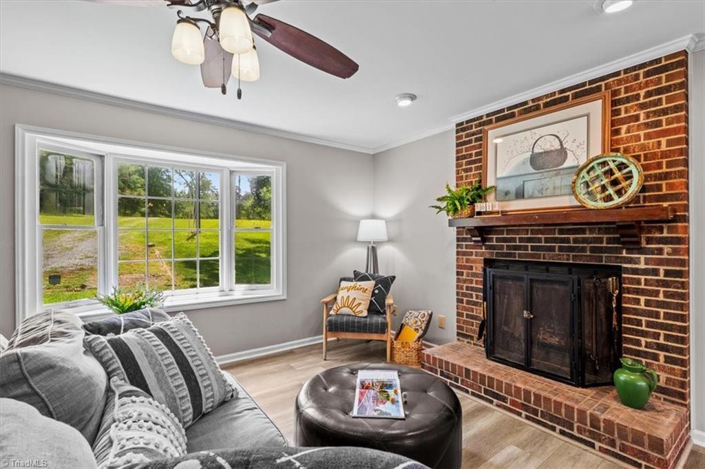 Image 4: Fireplace in Living room