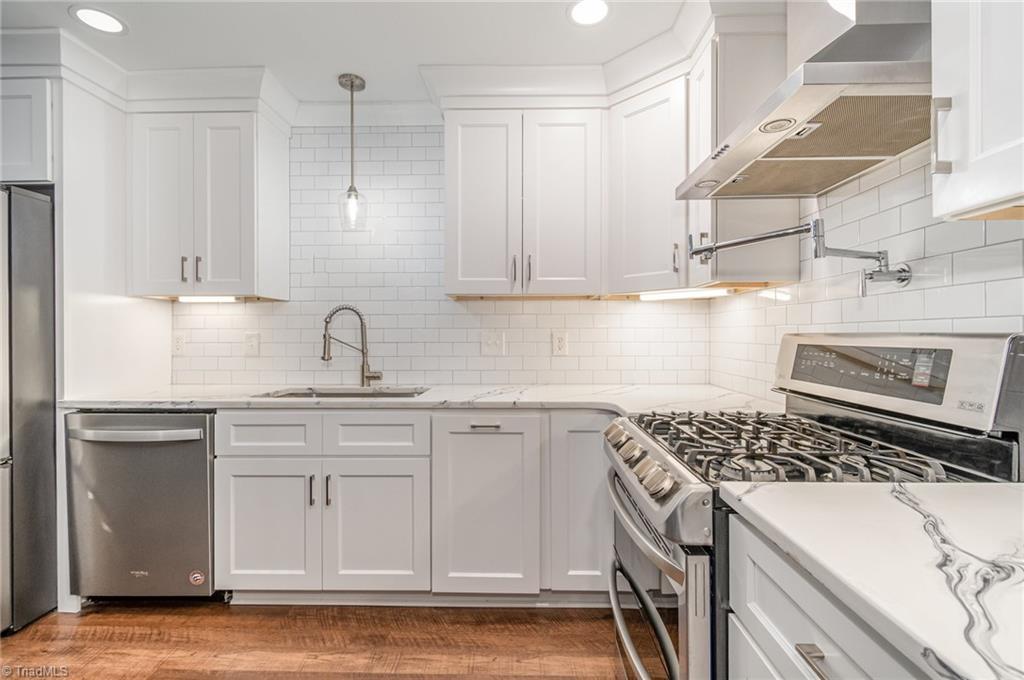 Image 2: Kitchen