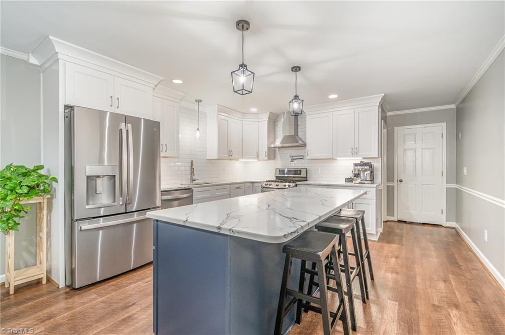 Image 3: Kitchen