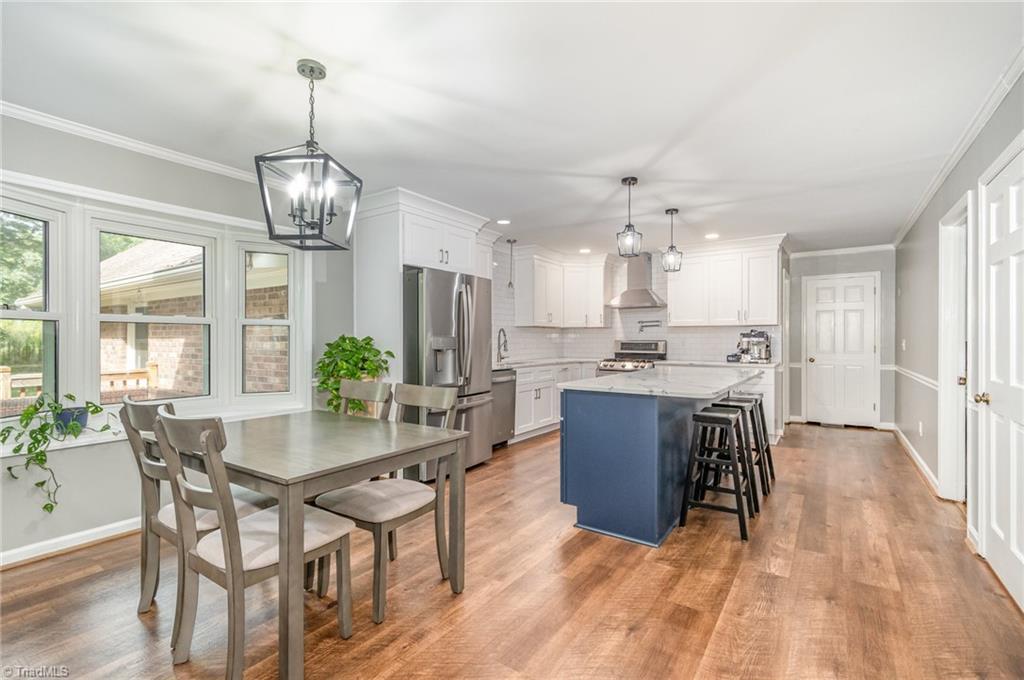 Image 4: Kitchen