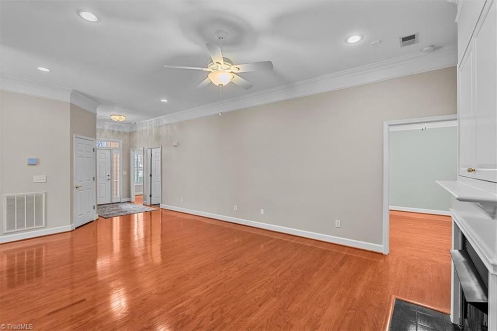 Image 3: Living Room 2