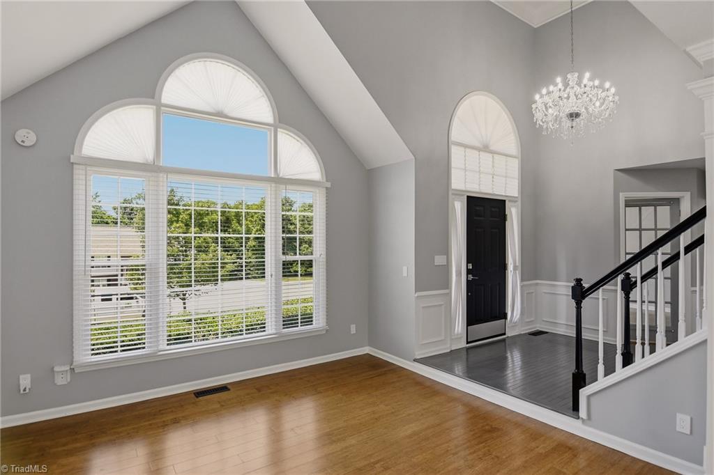 Image 4: Living room