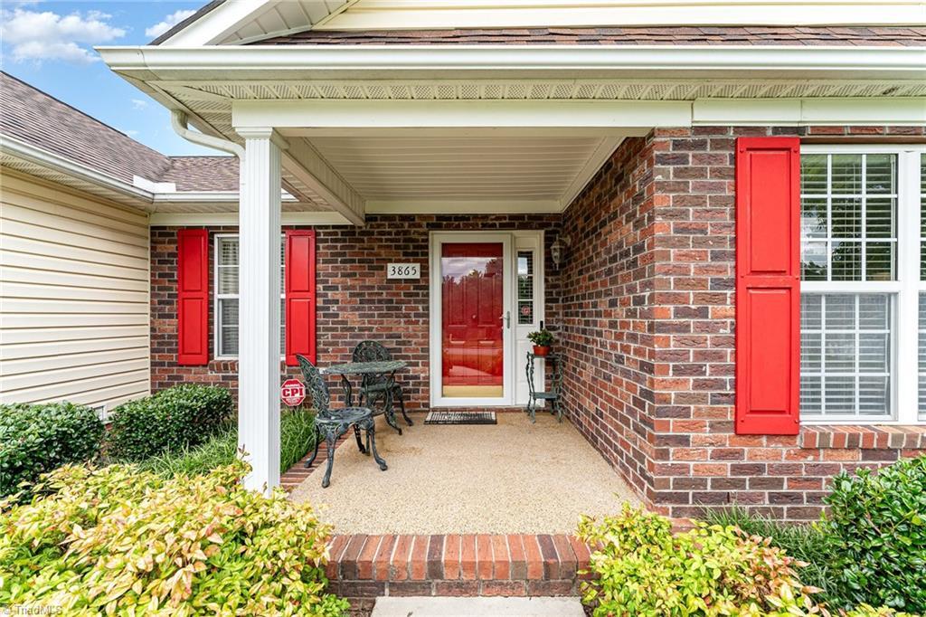 Image 3: Entrance/front patio
