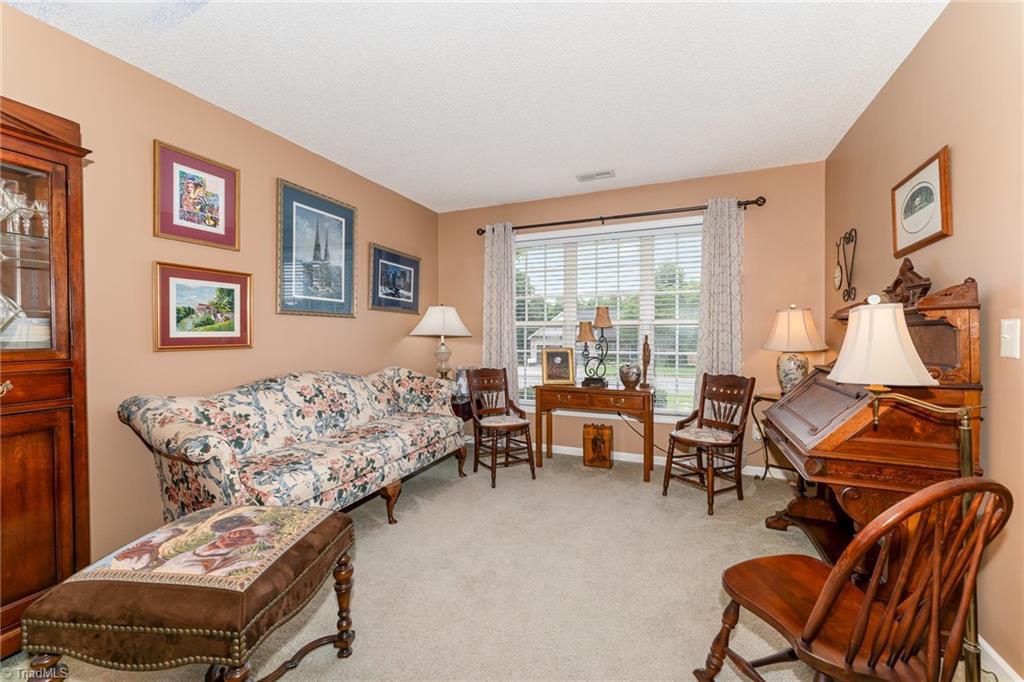 Image 4: Living room