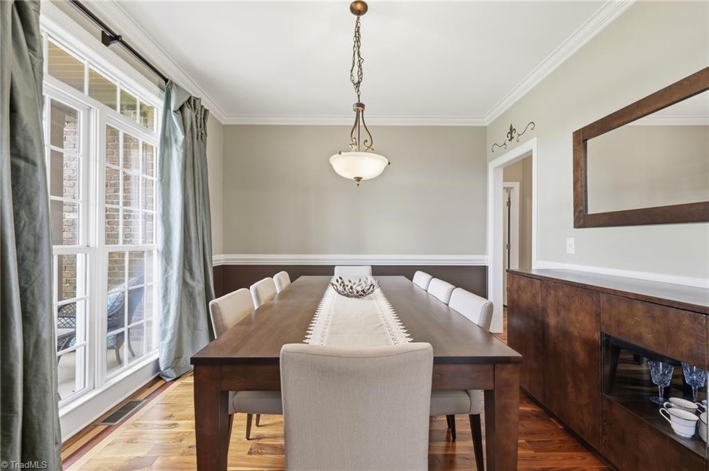 Image 4: Dining room