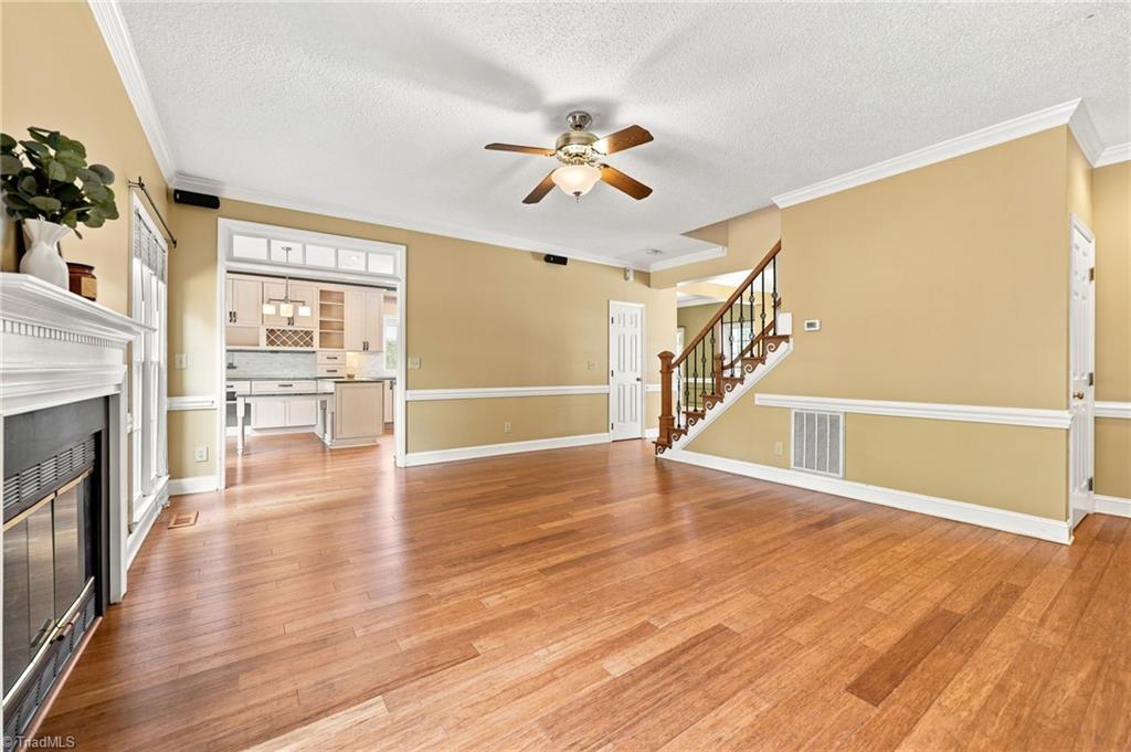 Image 4: LIVING ROOM