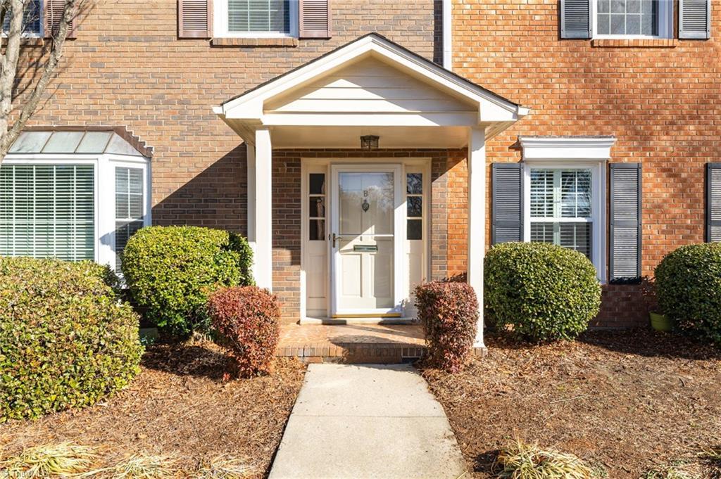 Image 4: Entrance to 25 Fountain Manor - Unit B