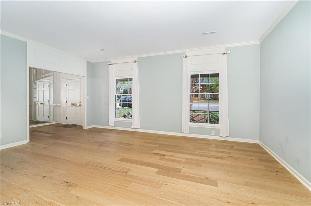 Image 3: Living room view 1