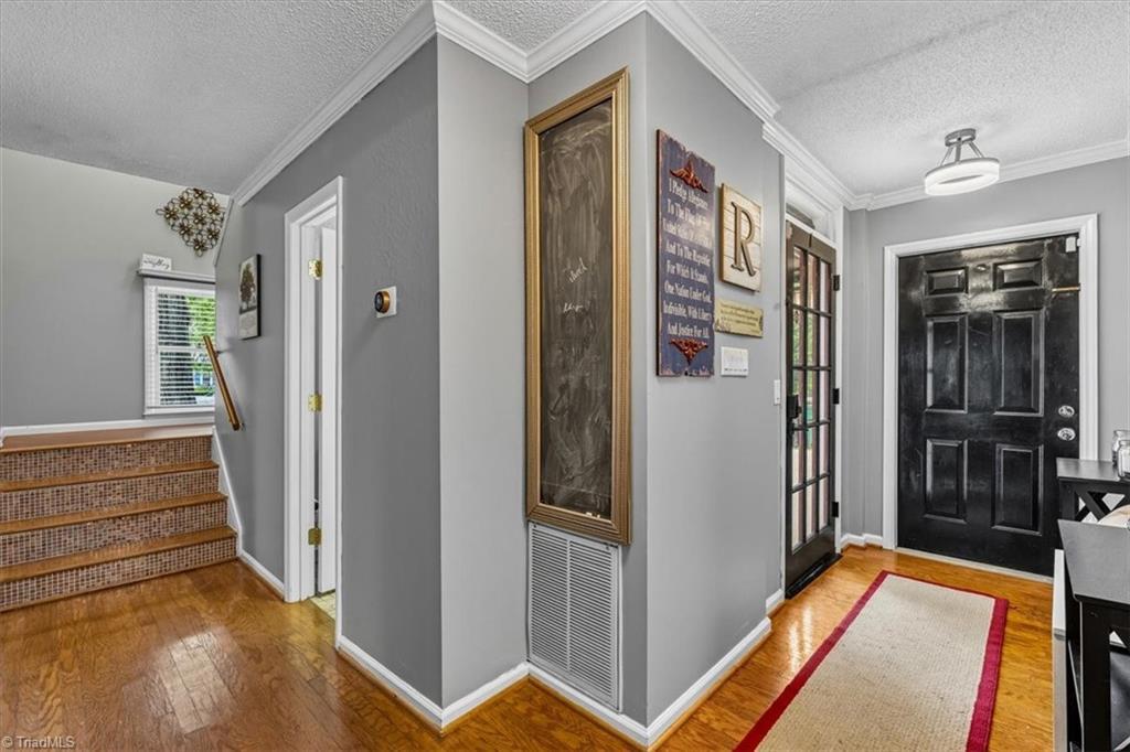 Image 4: Entry area