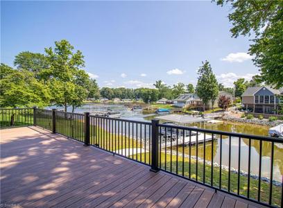 208 Sheppard Point