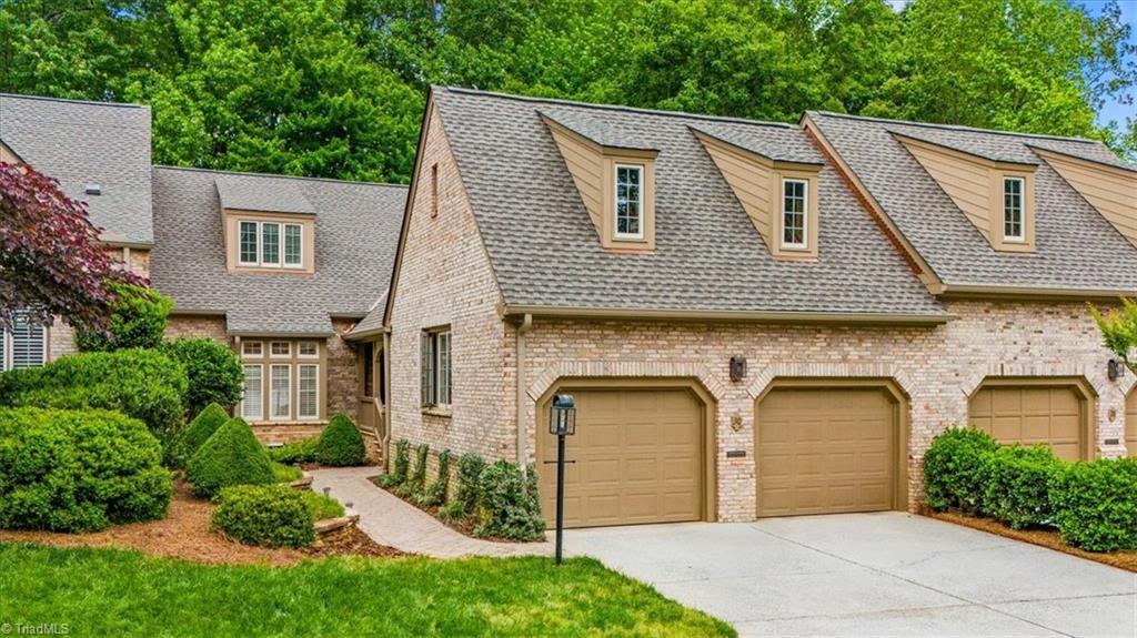 Image 3: Large double garage