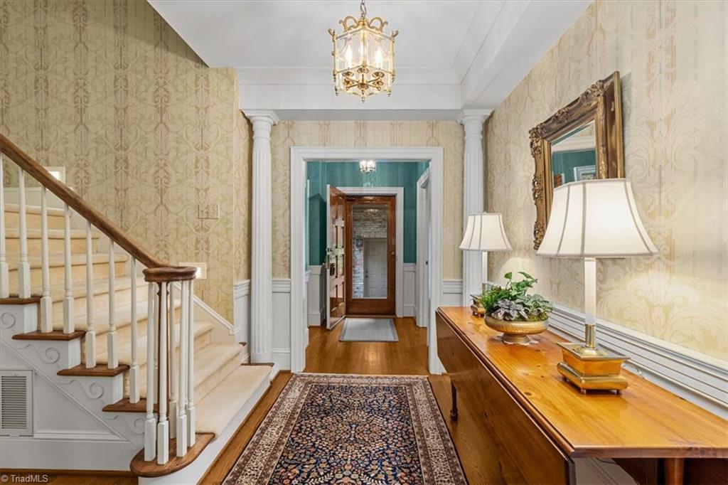 Image 4: Spacious entry area