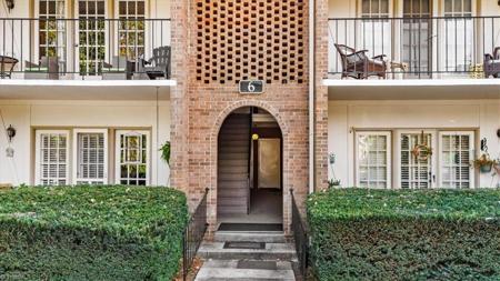 6 Fountain View Circle