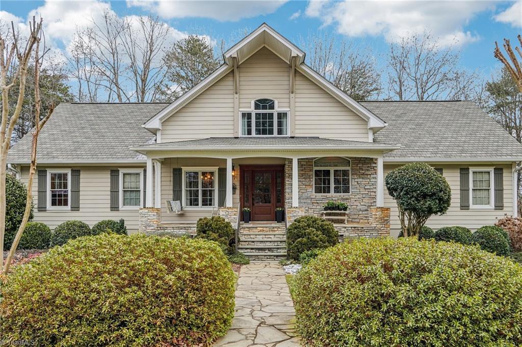 Image 4: Stunning Inside and Out!