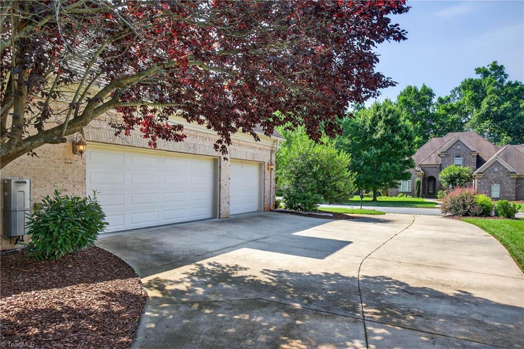 Image 4: Three Car Garage