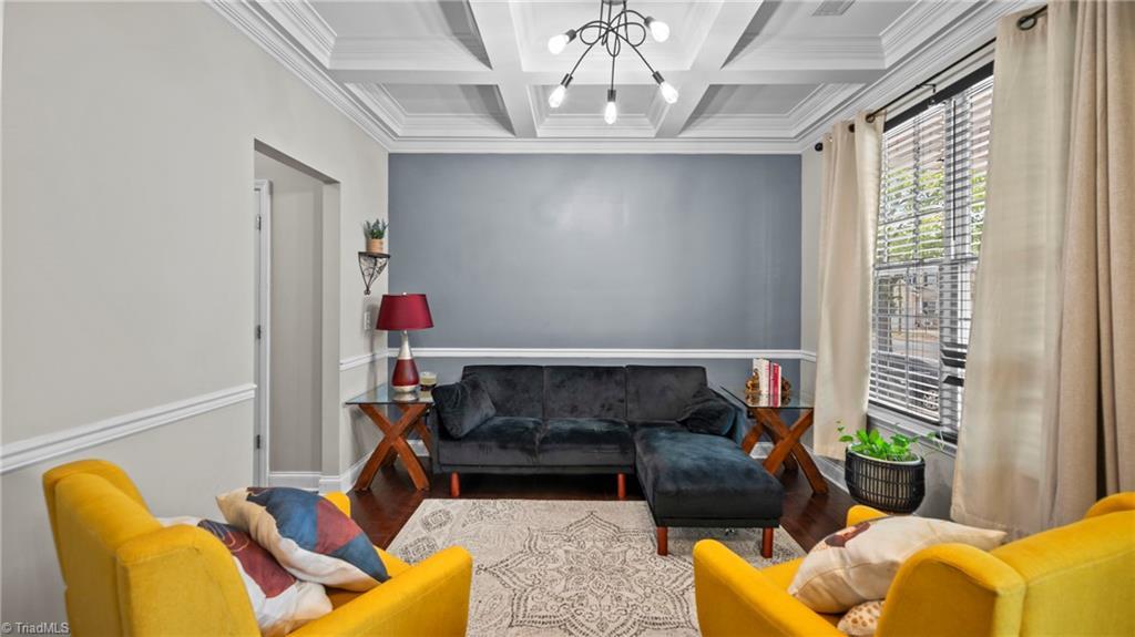Image 4: Living/Dining room
