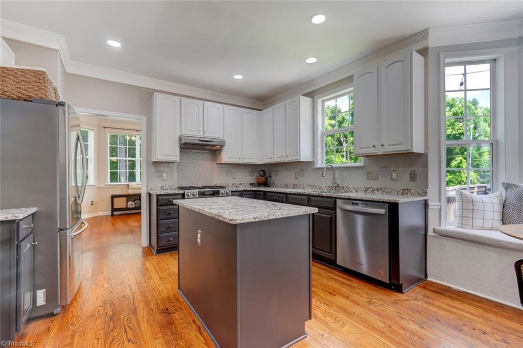Image 4: FANTASTIC kitchen space! Freshly painted cabinets and beautiful granite counter tops! Tons of storage!