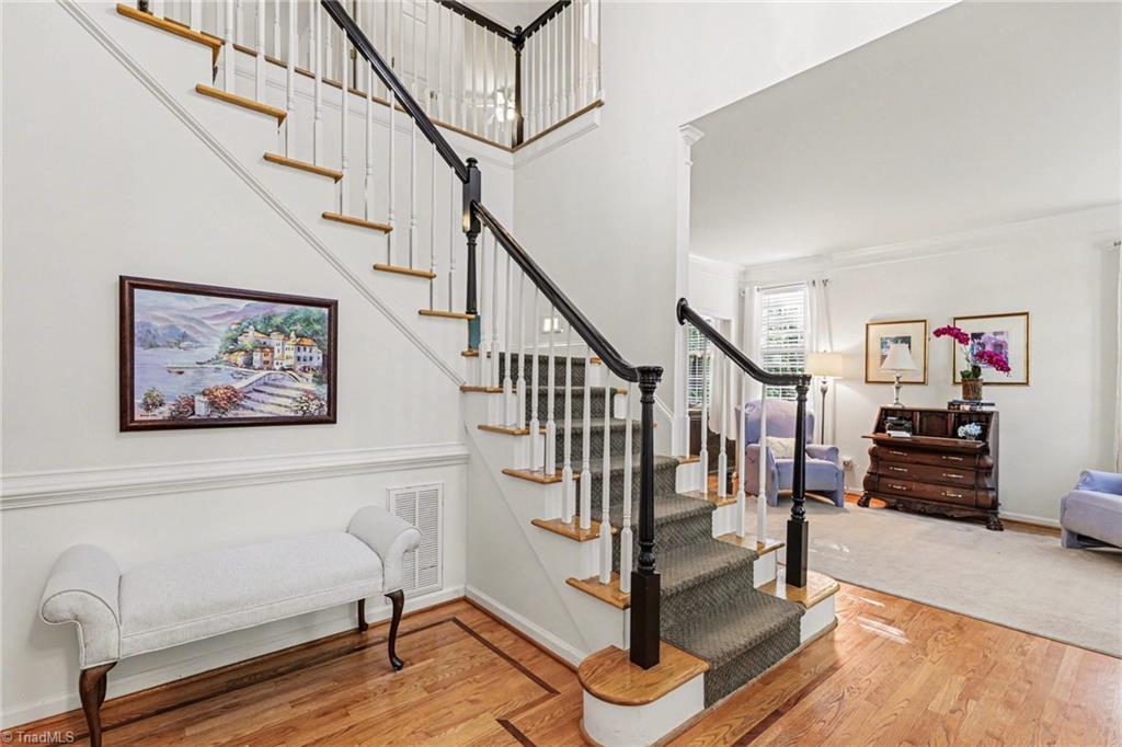 Image 4: open entryway with lots of light