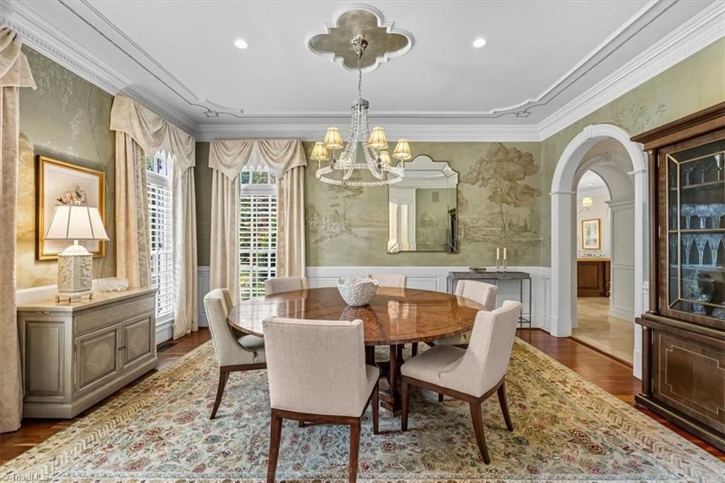 Image 4: dining room with hand painted mural by the late Becky Clodfelter