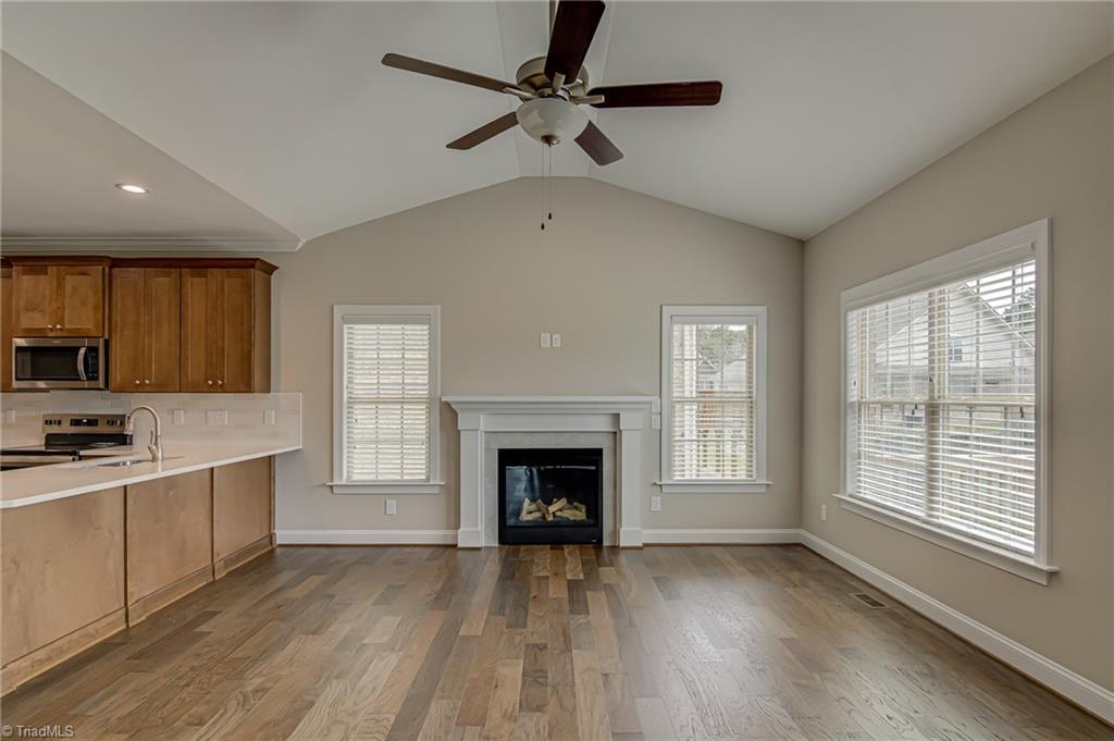Image 3: Living room