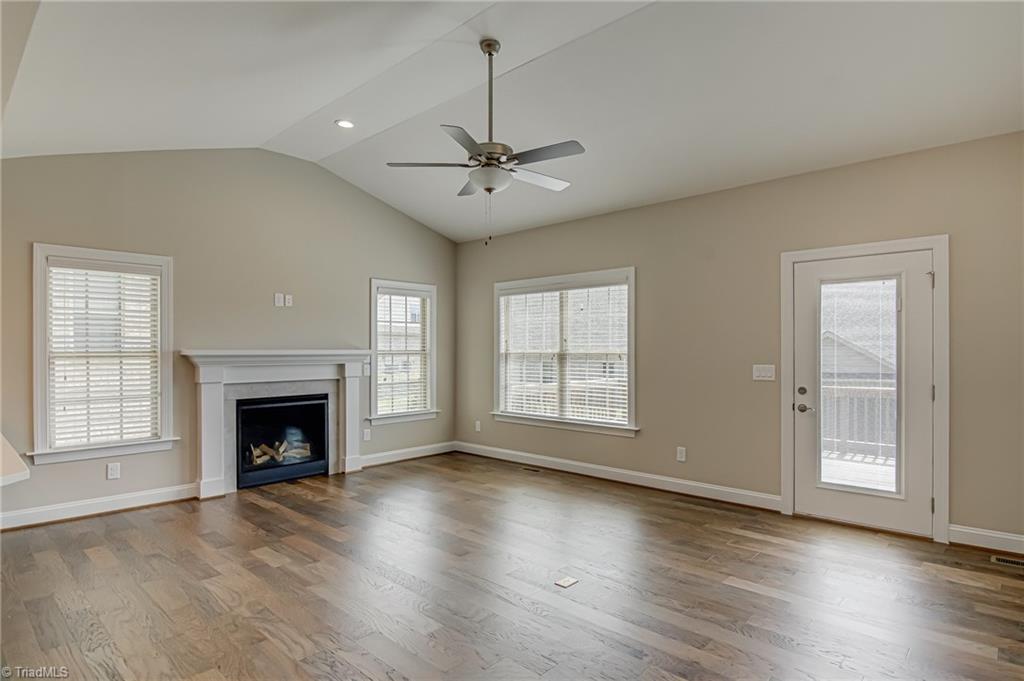 Image 4: Living room