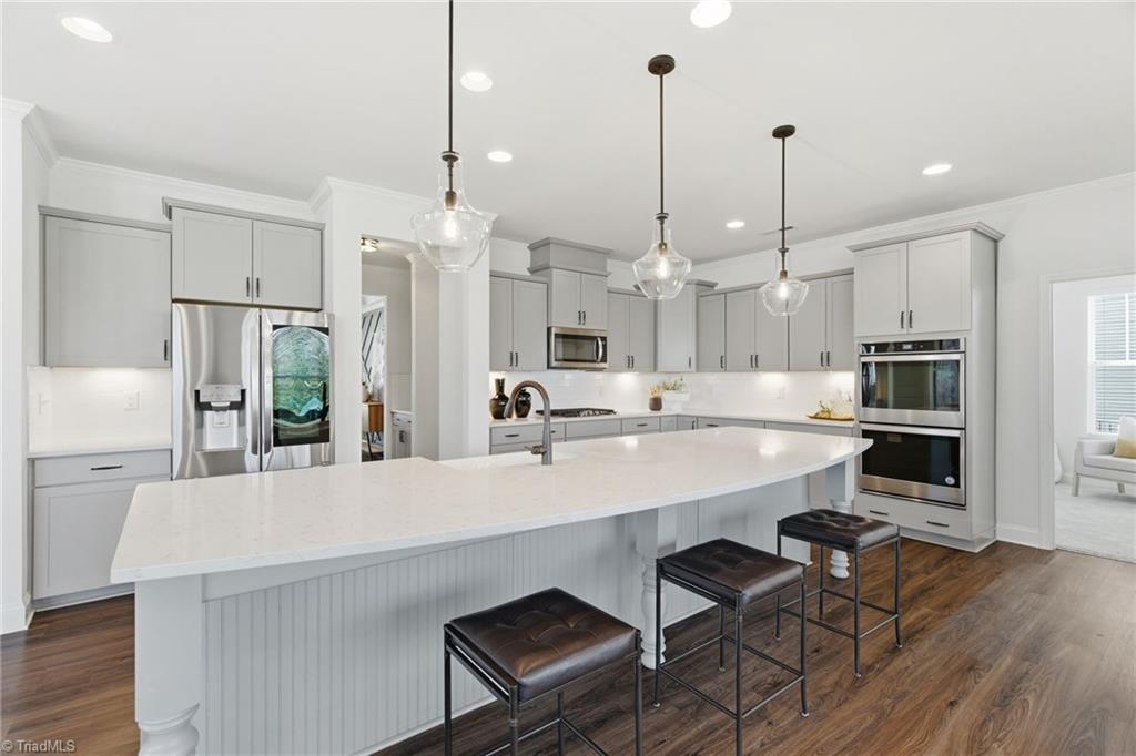 Image 3: Beautiful open kitchen.