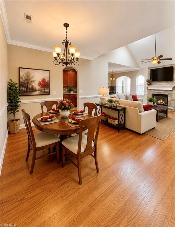 Image 4: DINING AREA
