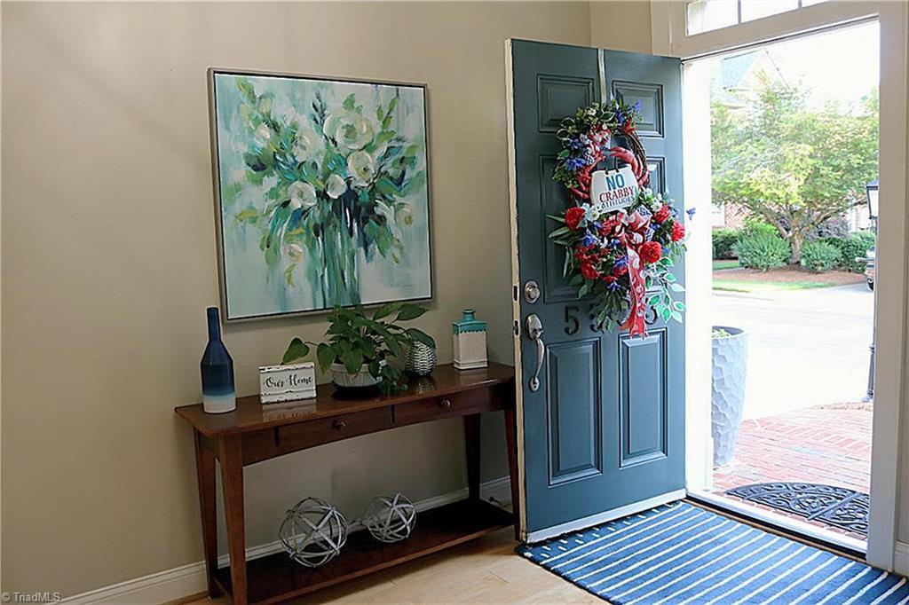 Image 4: Foyer