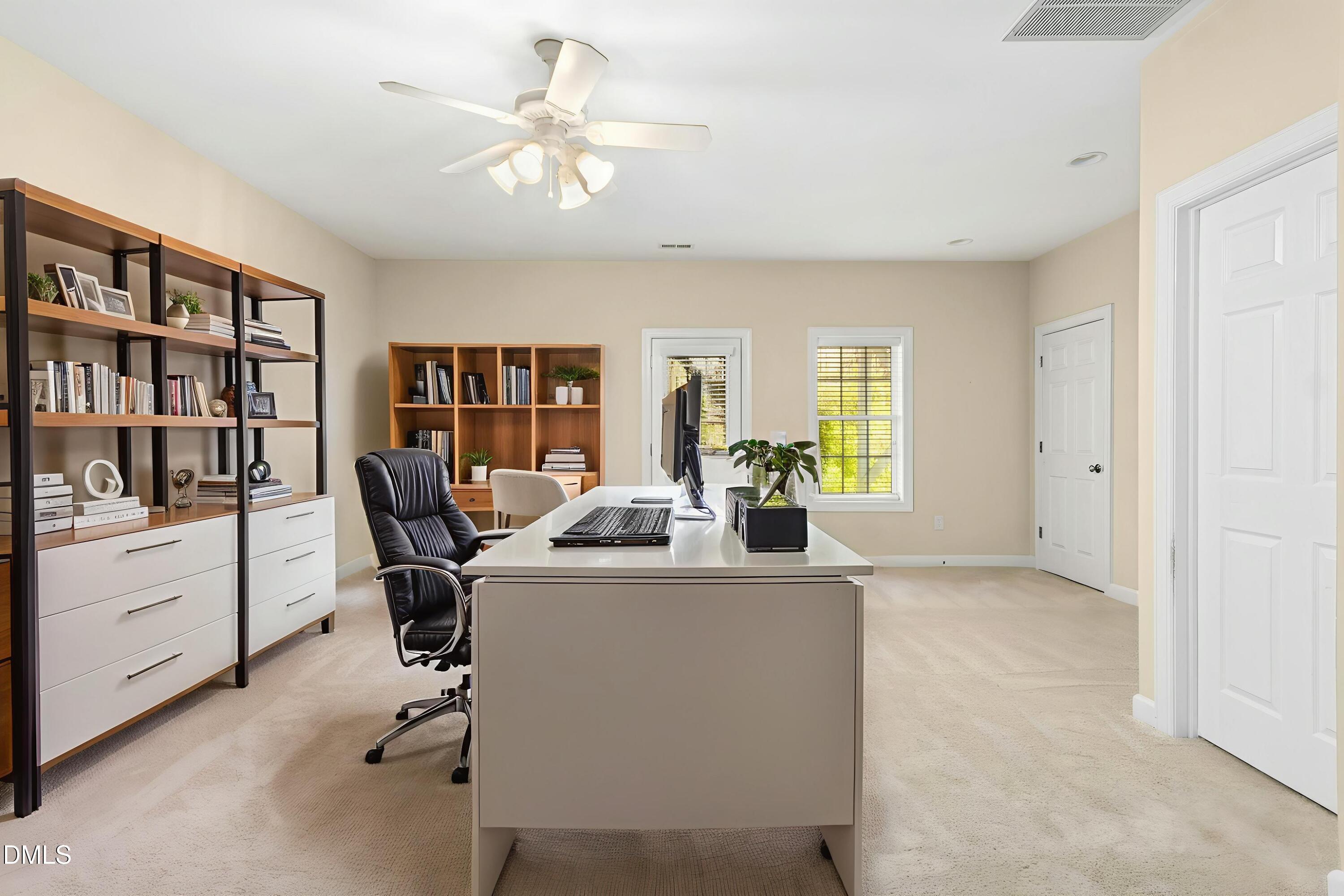 Image 3: 004-489428-IMG_0935 - Home Office - Luxu