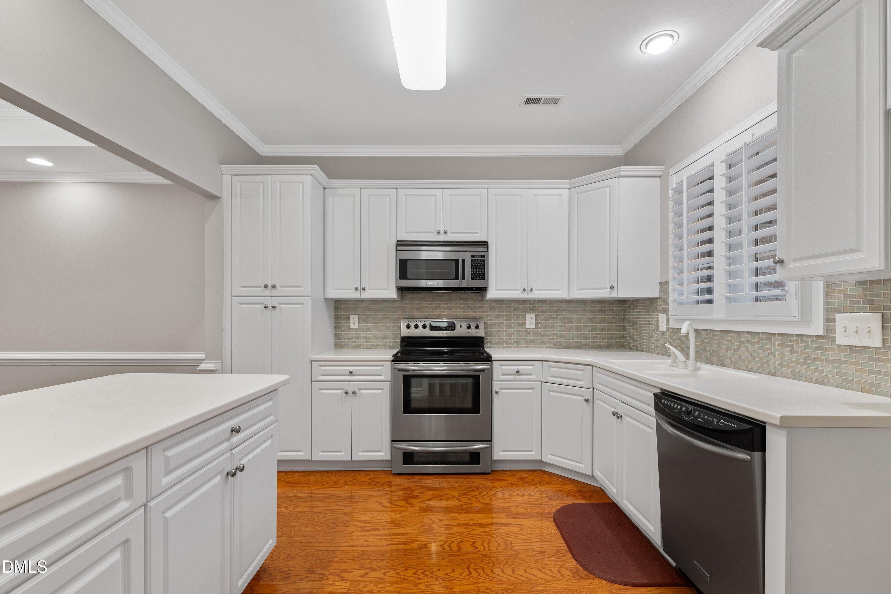 Image 4: 10-230 Lake Park Cir_0344