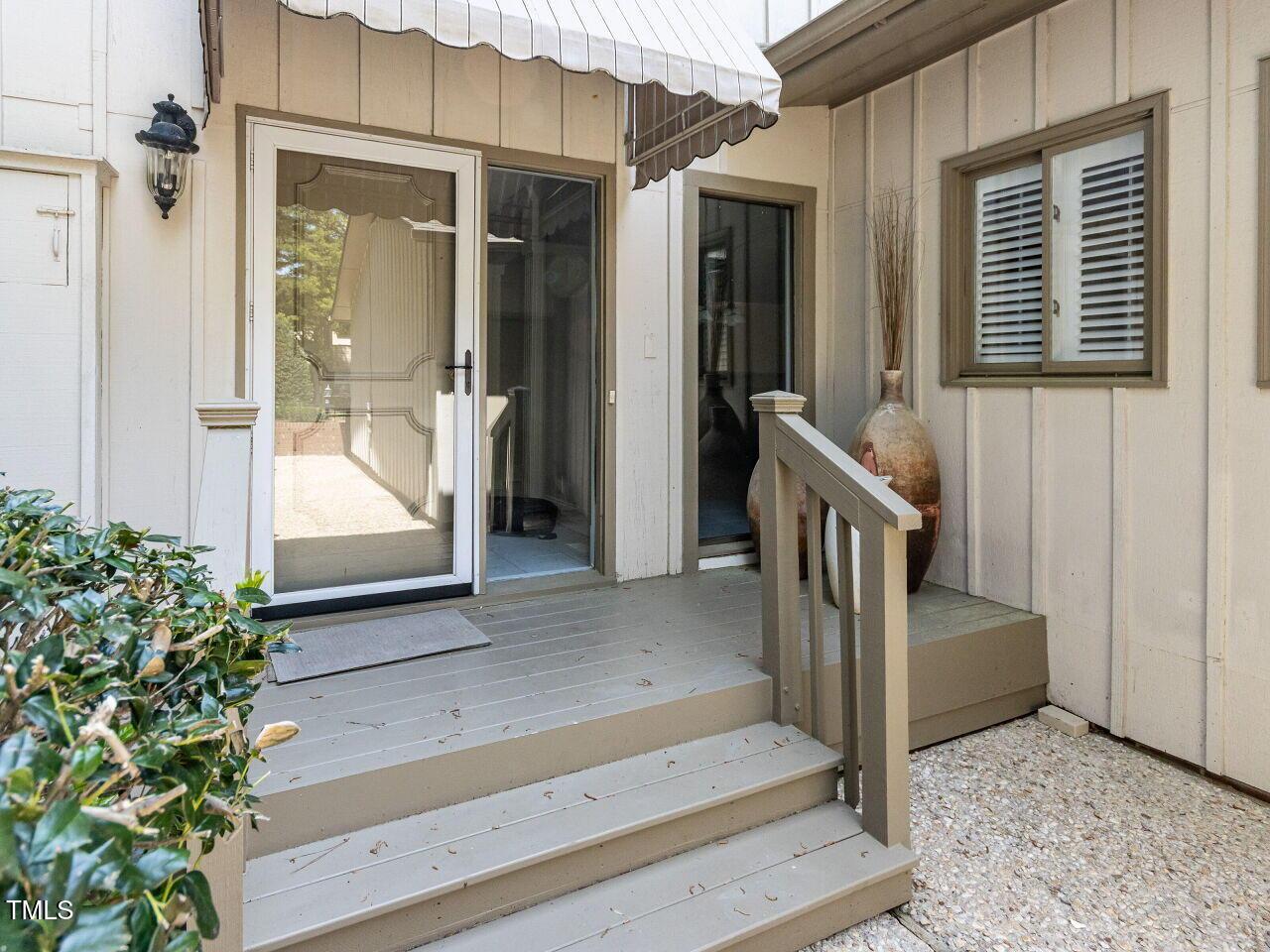 Image 4: 003-1280x960-front-entry