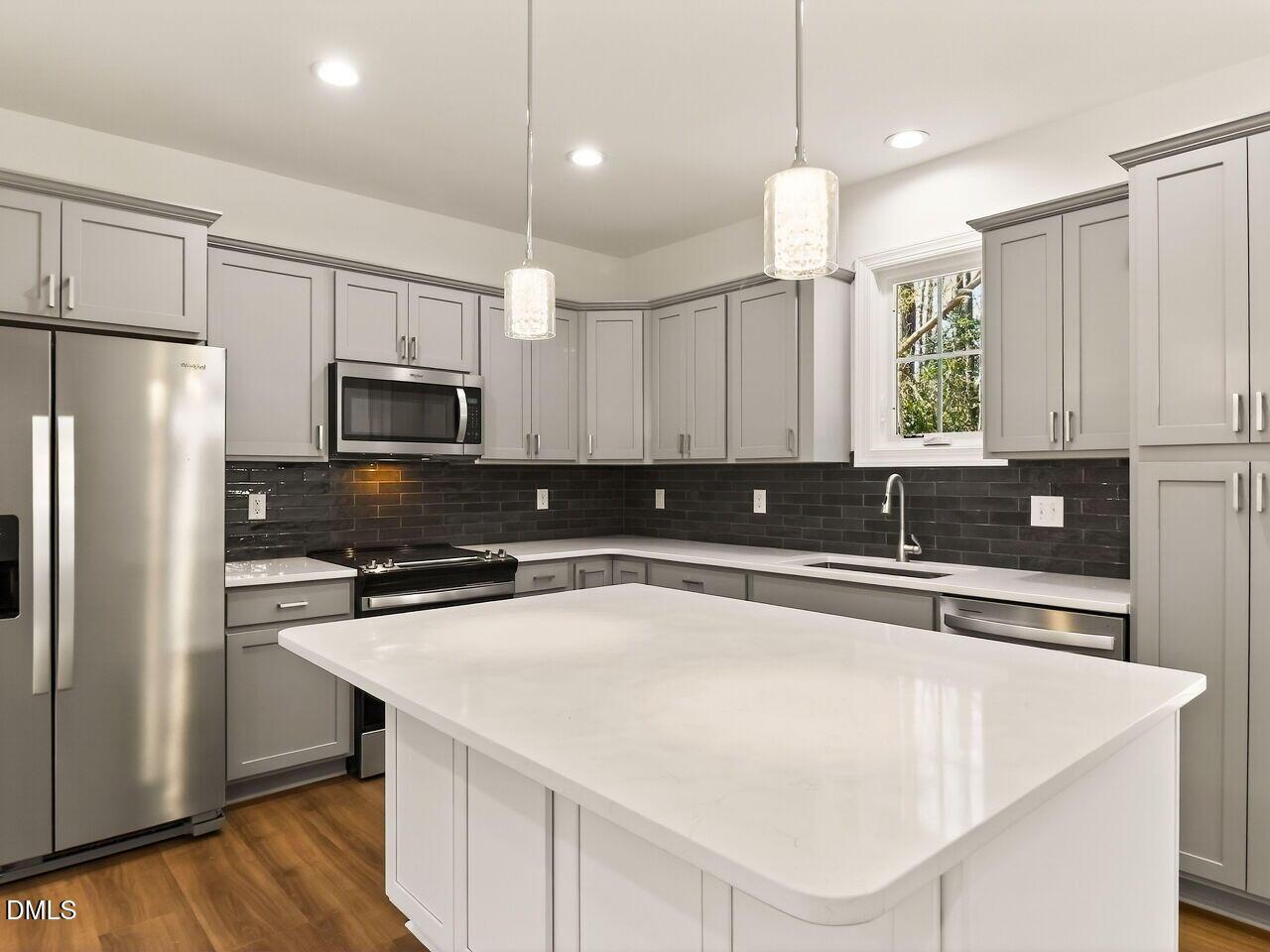 Image 1: 009-1280x960-kitchen