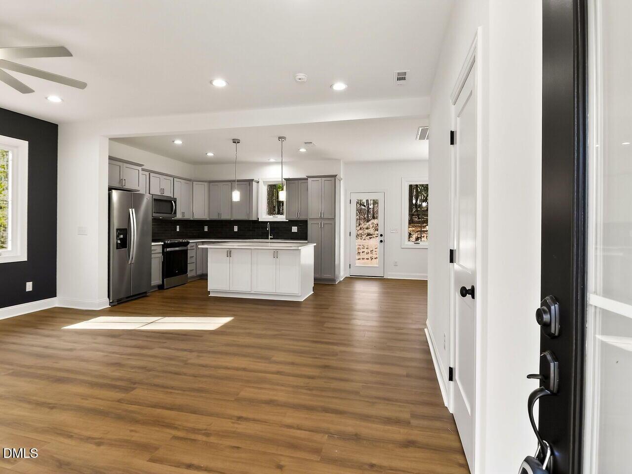 Image 4: 003-1280x960-foyer-entry