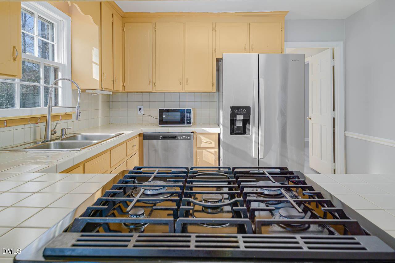 Image 4: 137 Amesbury Ln-19