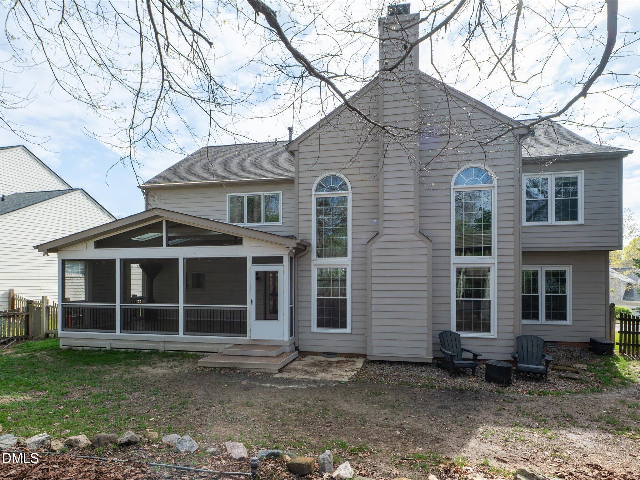 Image 3: 04-Back View