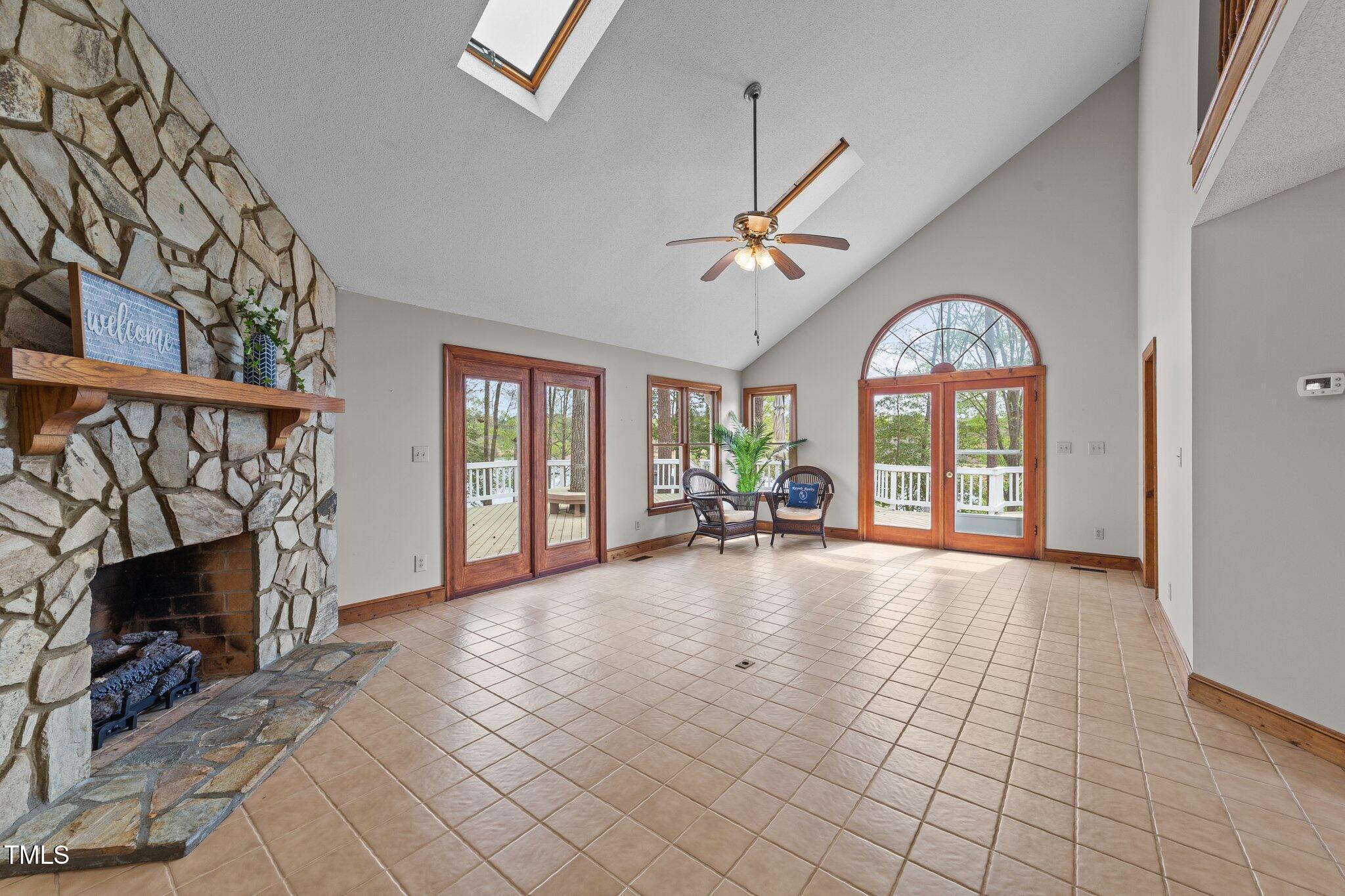 Image 4: Living Room
