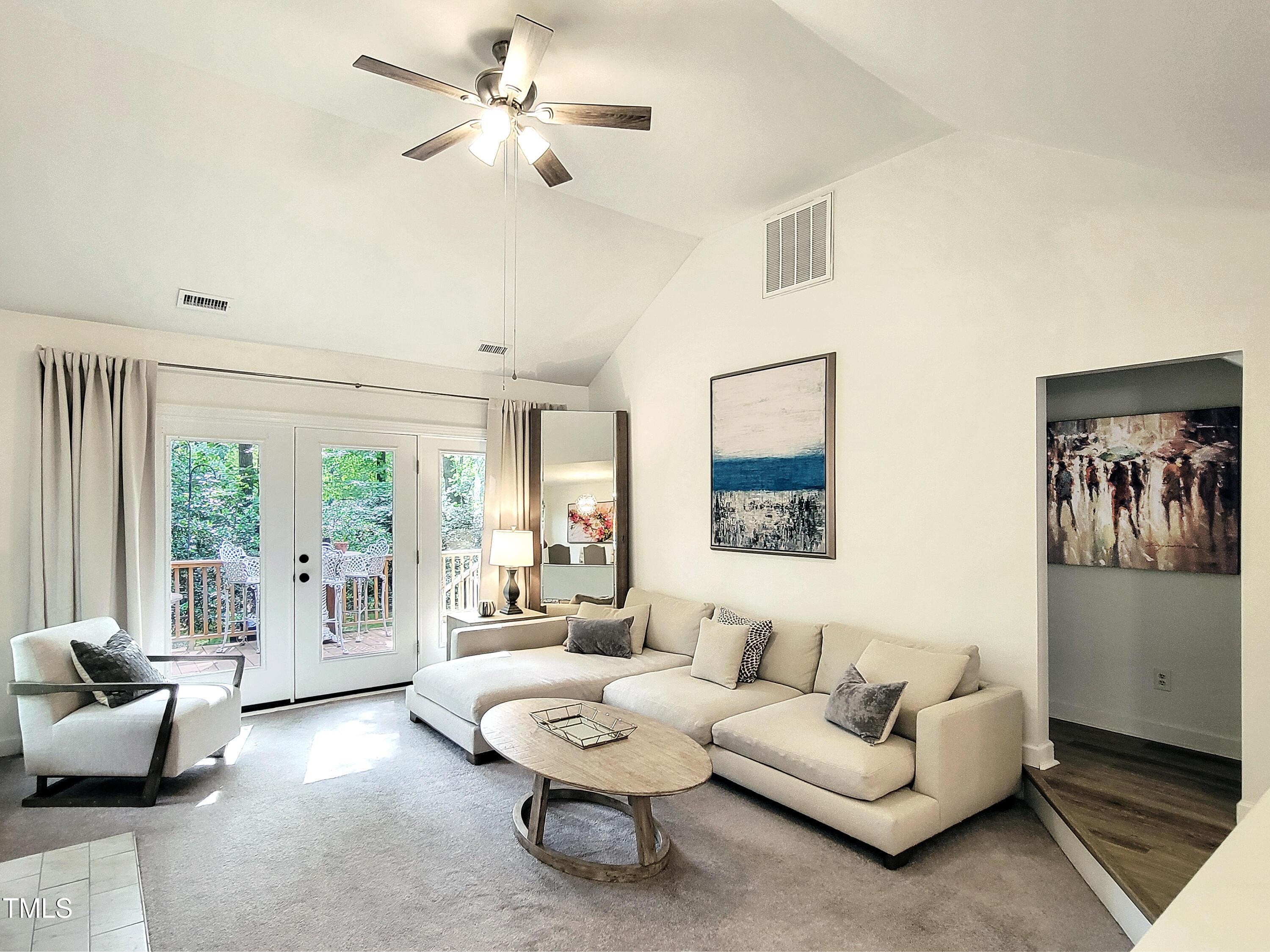 Image 3: Living Room