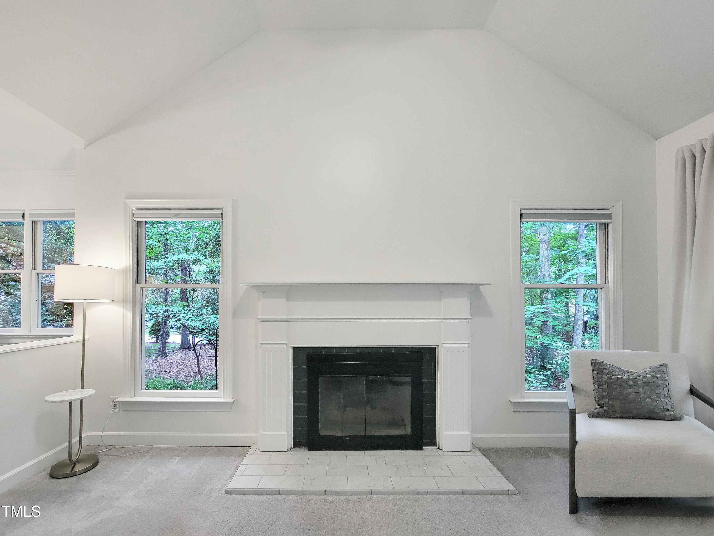 Image 4: Living Room