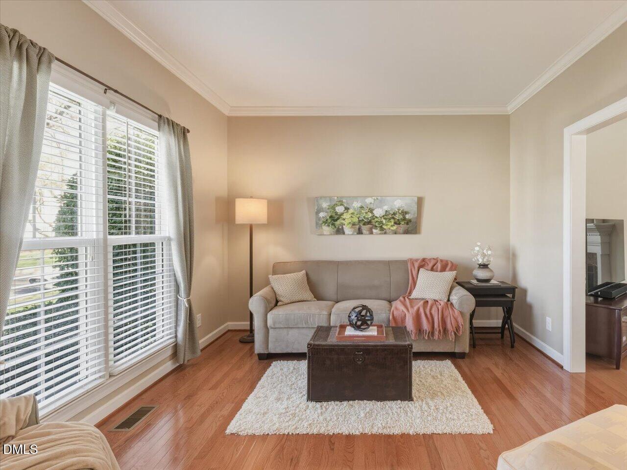 Image 4: 09-Living Room