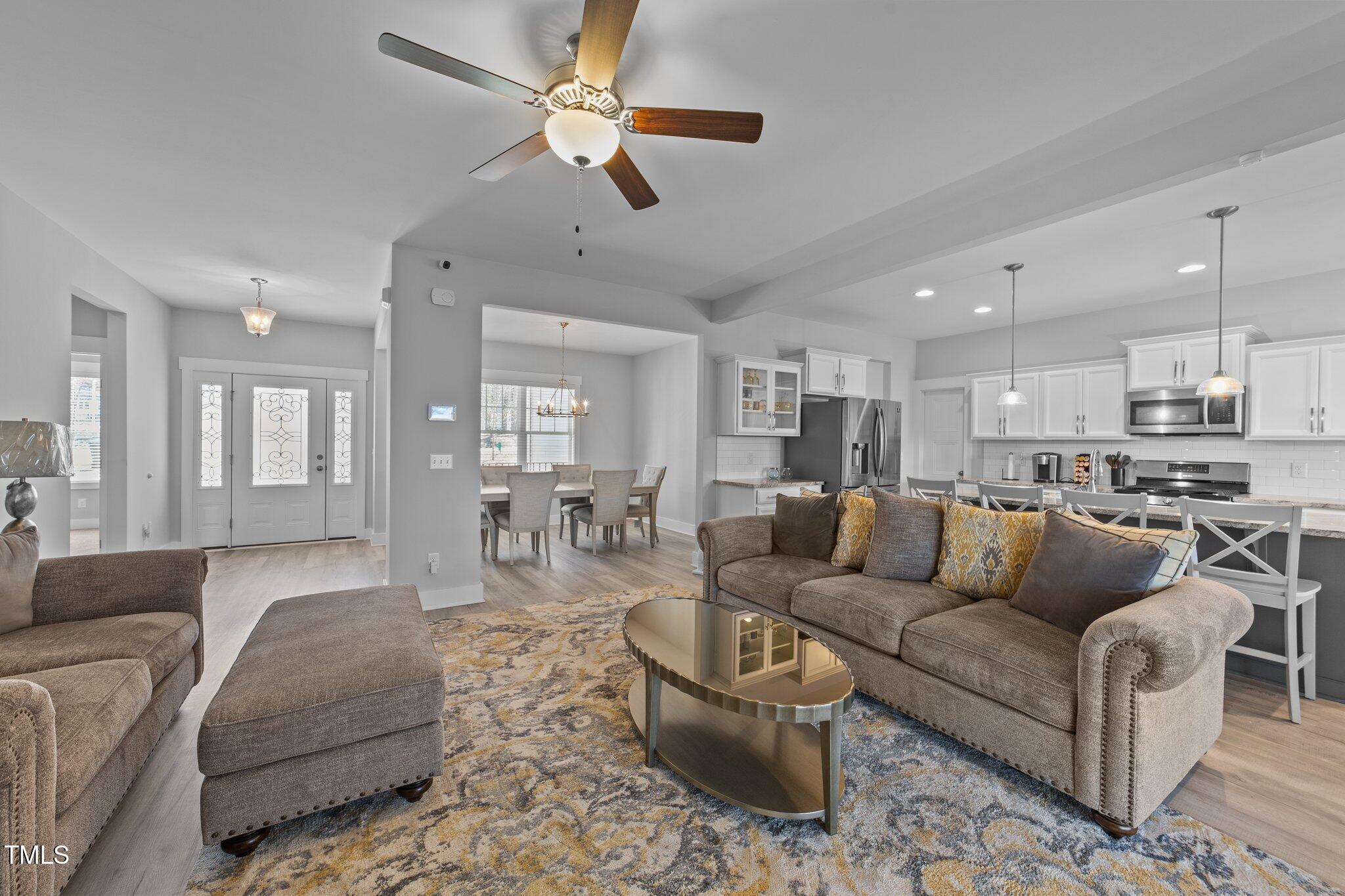 Image 3: Open Floor Plan!