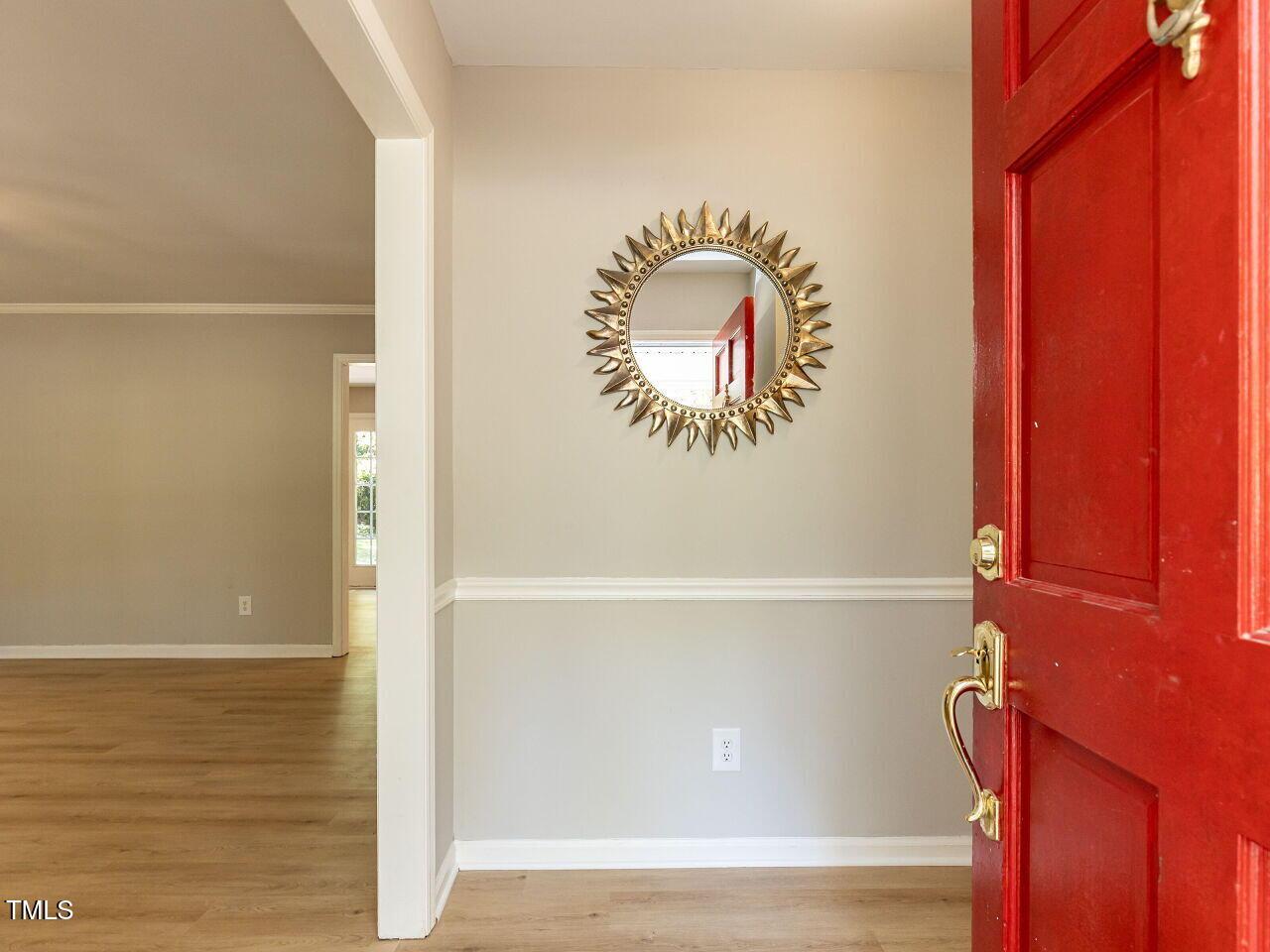 Image 4: 004-1280x960-foyer-entry