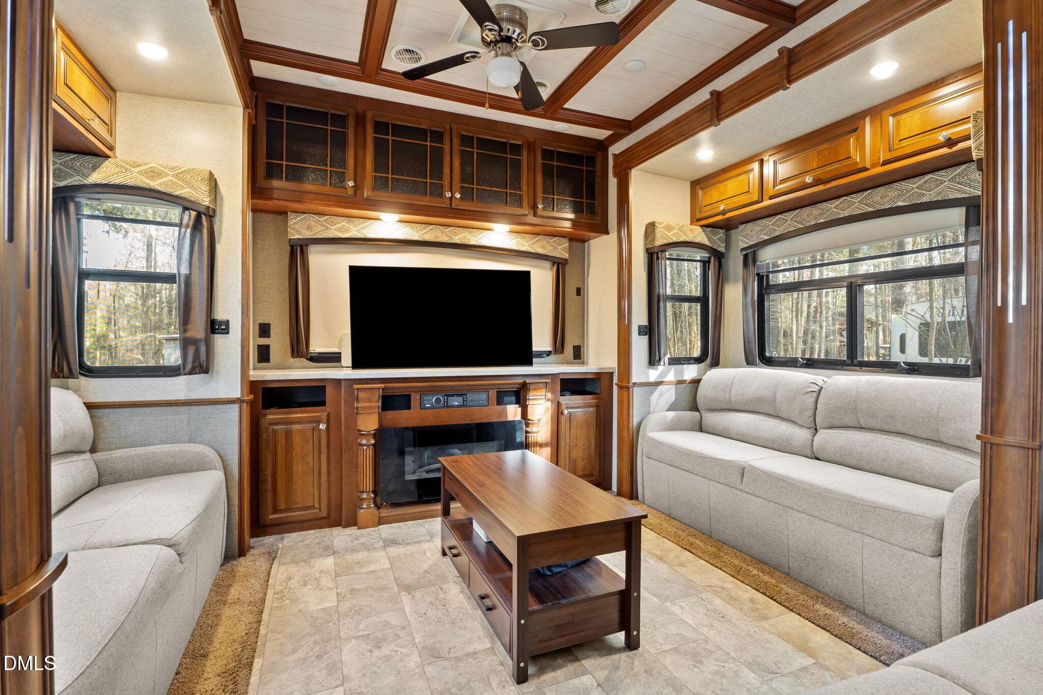 Image 2: Beautiful Living Area!