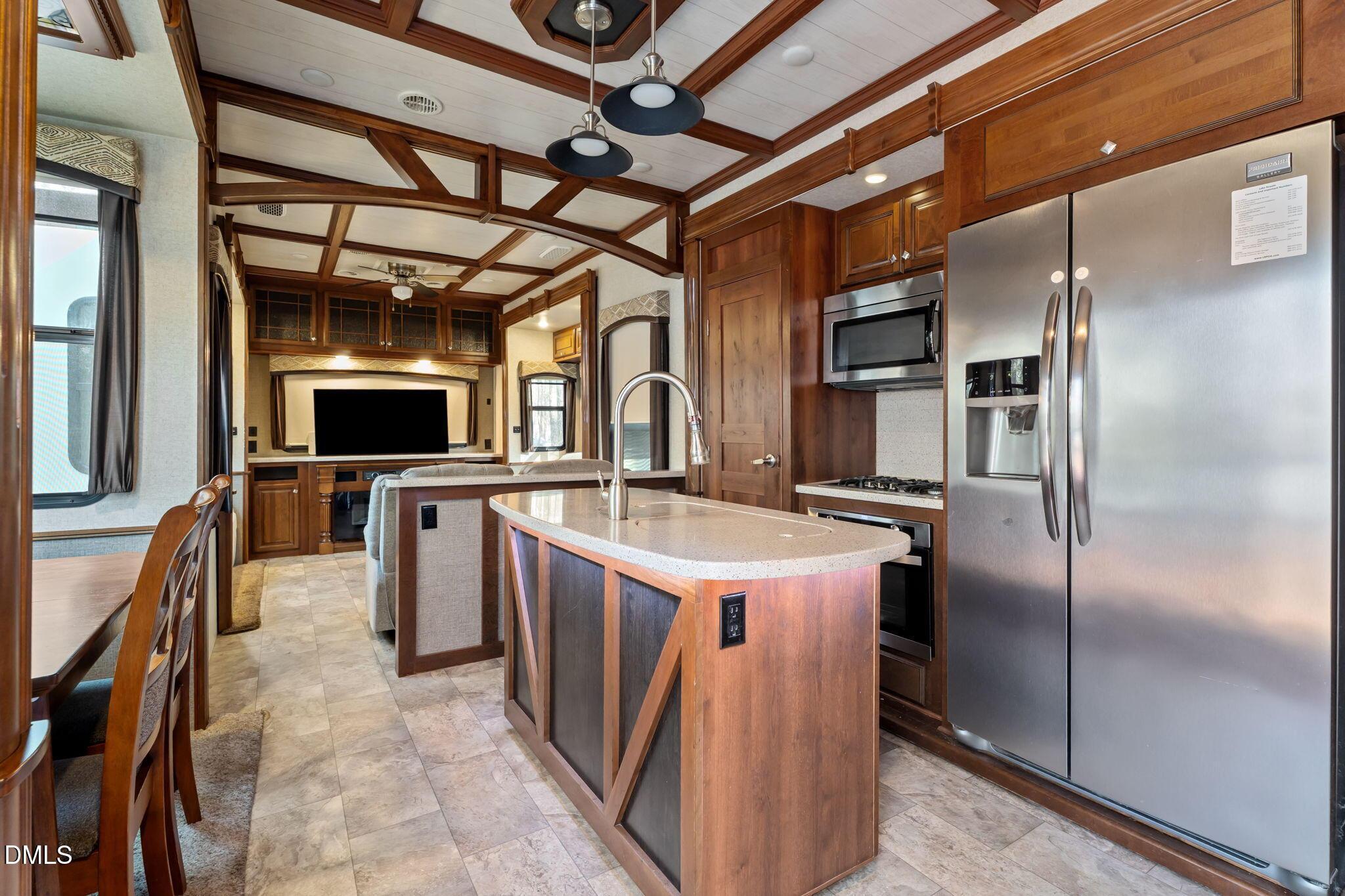 Image 4: Charming Kitchen!