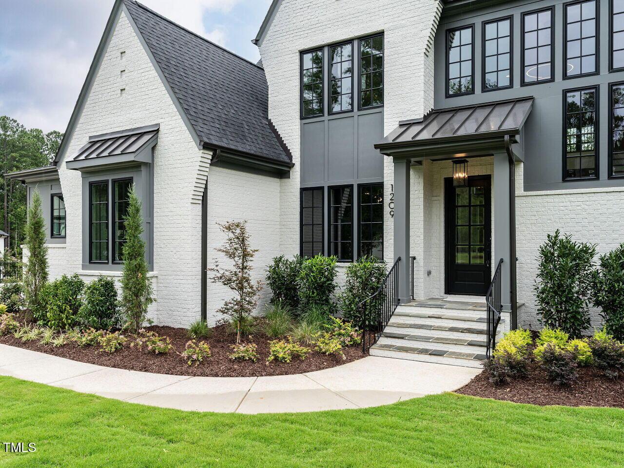 Image 3: 004-1280x960-front-porch