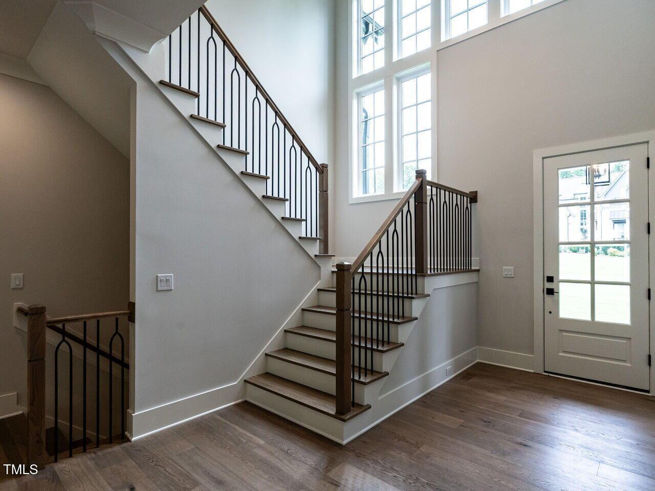 Image 4: 005-1280x960-foyer