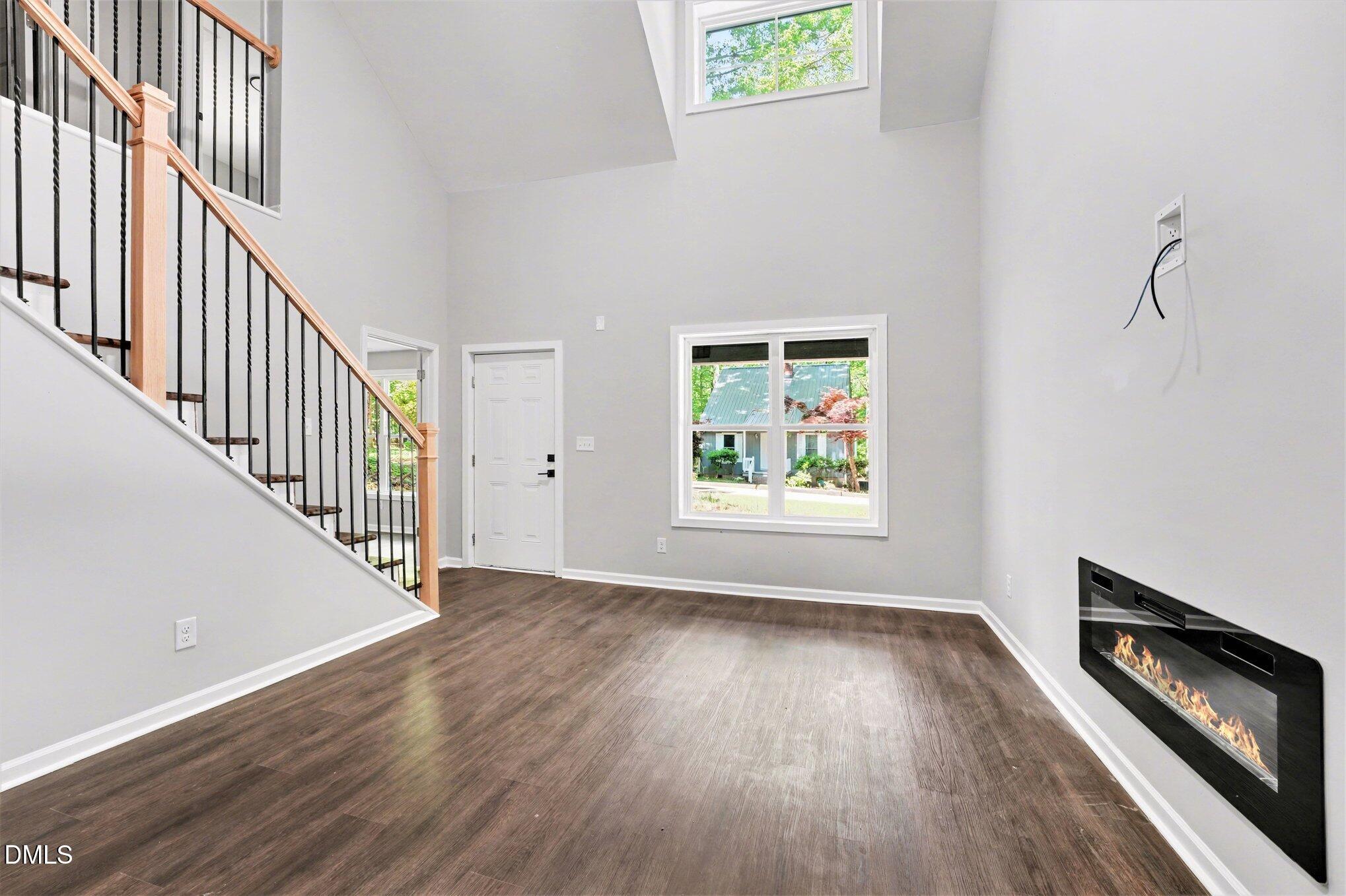 Image 4: Living Room