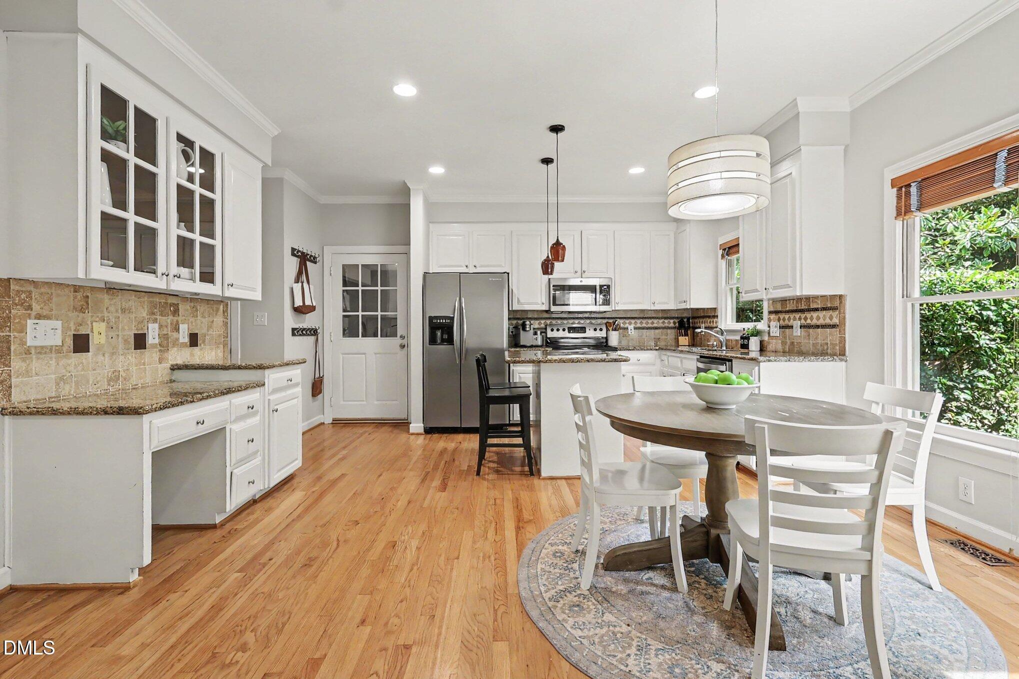 Image 3: kitchen