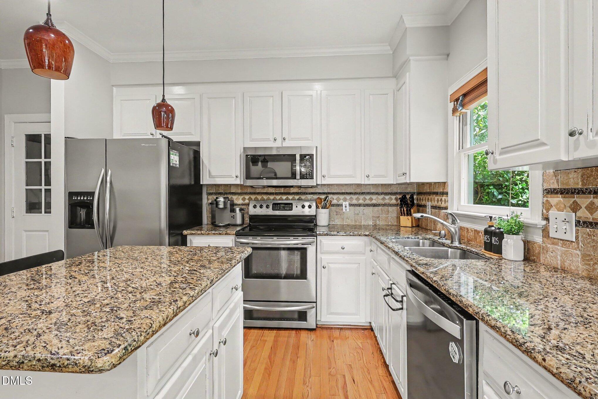 Image 4: kitchen